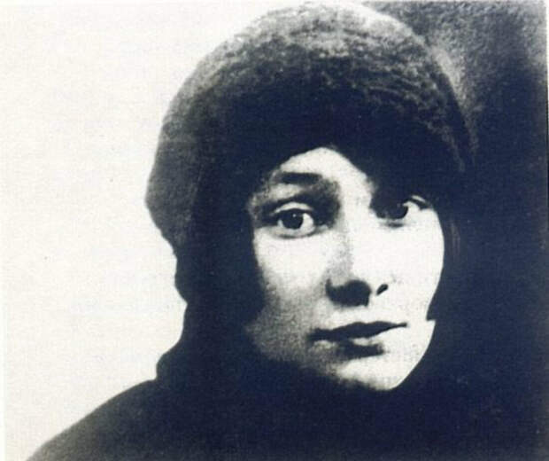 Анна "Вторая" - Энгельгардт-Гумилева, вдова поэта.