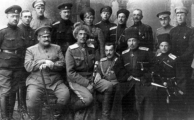 Офицеры 3-го кавалерийского корпуса. В нижнем ряду первый справа — А. Г. Шкуро.