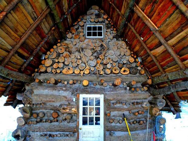 Использование деревянных брусов придаст надёжности зданию из дров и глины.