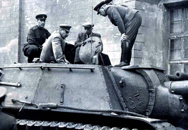 Верховный лично осматривает новую технику в Кремле, 1943 г.