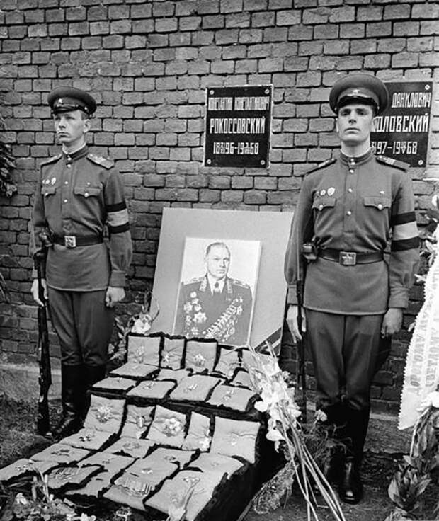 Похороны Константина Константиновича Рокоссовского. / Фото: warspro.ru Похороны Константина Константиновича Рокоссовского. / Фото: warspro.ru