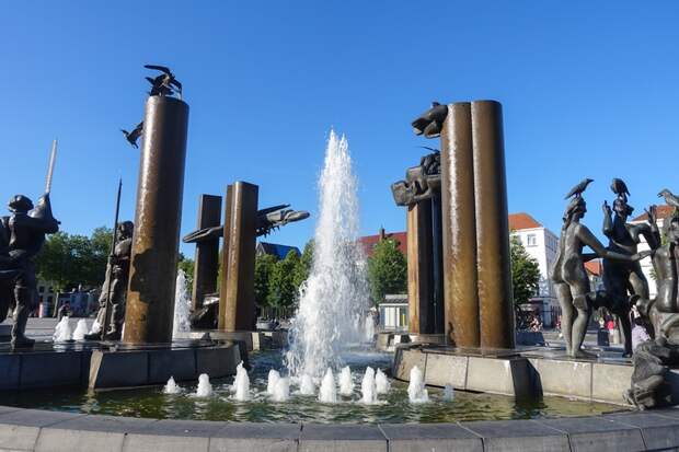 Красивые фонтаны в городе Брюгге, Бельгия.