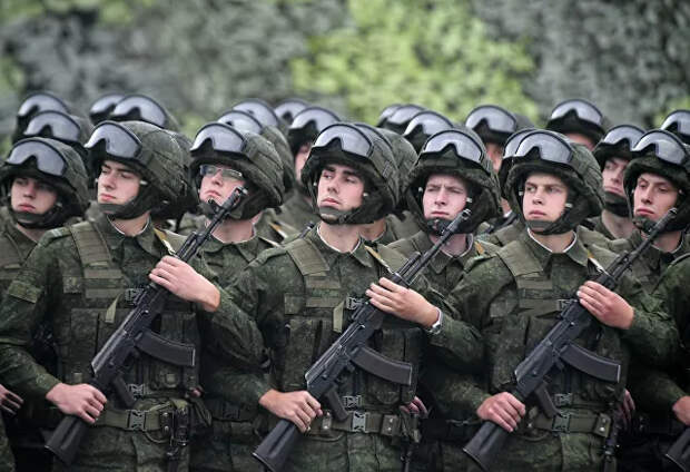"Стягивают войска к границе": к чему готовятся Москва и Минск