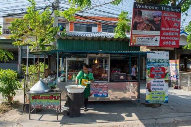 Таиландский кулинар жарит курицу на солнце
