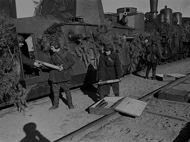 24 Погрузка снарядов на бронепоезд.1942 г..jpg 24 Погрузка снарядов на бронепоезд.1942 г..jpg
