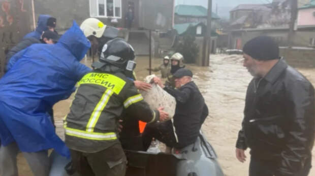 Вода по пояс и сломанный асфальт: последствия потопов в Дагестане