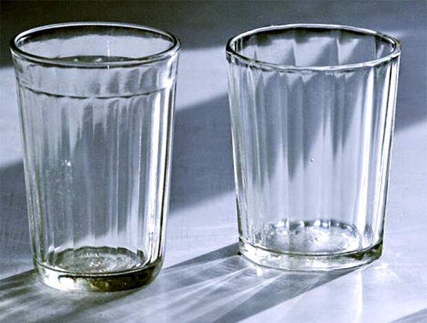 любимая посуда бухариков - советские граненые стаканы. Справа аналог завода имени Бухарина. Слева, с ободком, - легендарный образец, который начали выпускать с сентября 1943 года. 11 сентября - День граненого стакана