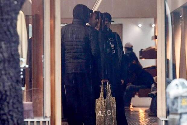 «Тот самый жест!»: Леонардо Ди Каприо нежно поцеловал 27-летнюю возлюбленную под дождем