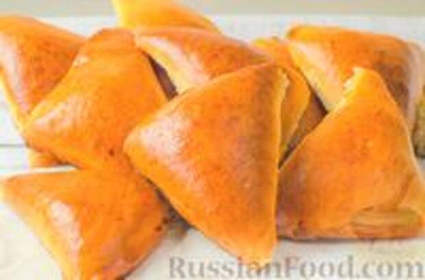 Фото к рецепту: Дрожжевые пирожки с горохом и грибами (в духовке)