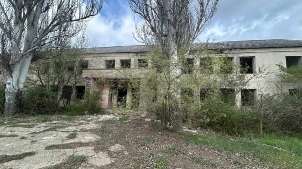 В Нижнегорском районе огородят две заброшки