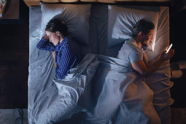 Названа предвещающая развод поза для сна