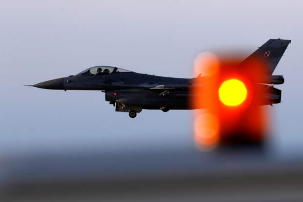 Польша закрыла аэропорты из-за работы военной авиации