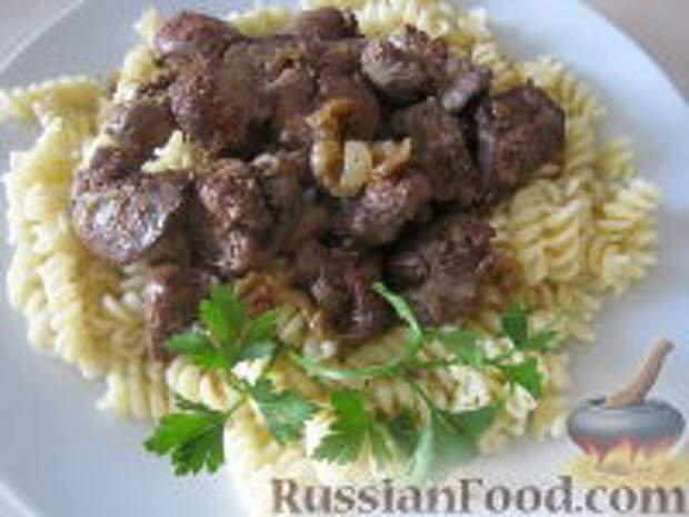 Фото к рецепту: Тушеная куриная печень с луком