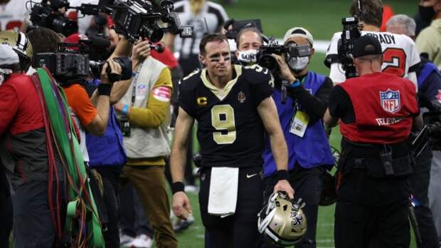Drew Brees leaving the field