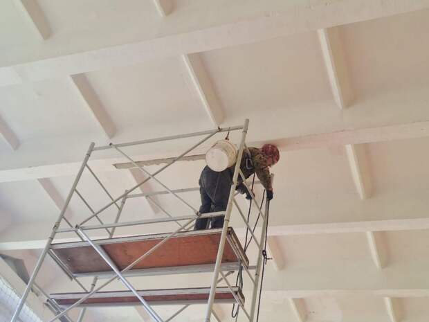 В школе №25 приступили к ремонту потолка в спортзале