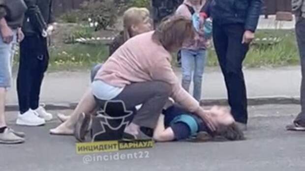 На Алтае иномарка врезалась в стоящий на обочине трактор