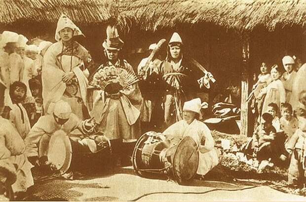 Поразительные шаманские атрибуты в исторических фотографиях исторические фото, костюмы, шаманы