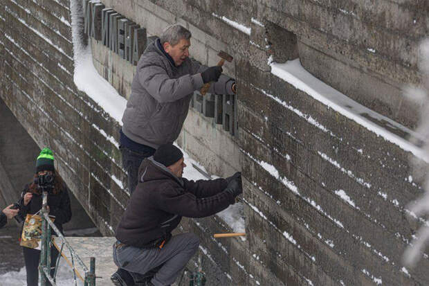 В Киеве убрали посвященную погибшим солдатам надпись на русском языке