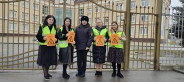 В Северной Осетии сотрудники Госавтоинспекции Ардонского района вместе с «Родительским патрулем» провели акцию «Пристегни самое дорогое!»