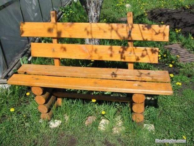 Скамейки из бревна для дачи