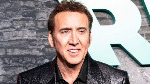 Николас Кейдж в плаще и шляпе сражается с бандитами в сериале "Паук-Нуар": когда ждать премьеру?