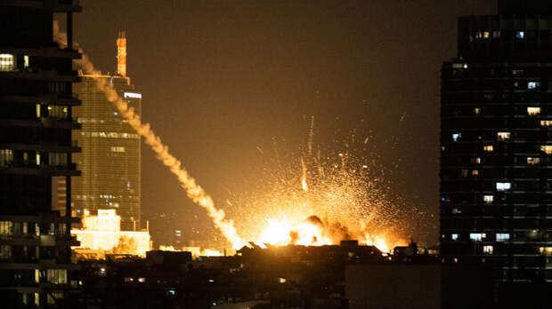 Иранская ракета ударила по Тель-Авиву: момент попал в прямой эфир