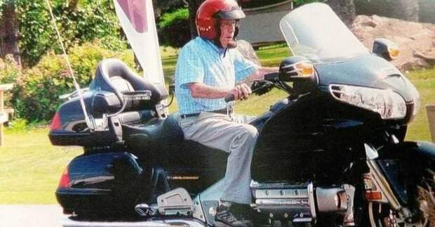 Его мотоцикл - это, хотите верьте, хотите нет - Honda Gold Wing 2003 года!