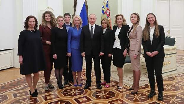 Путин рассмешил желающих с ним сфотографироваться девушек