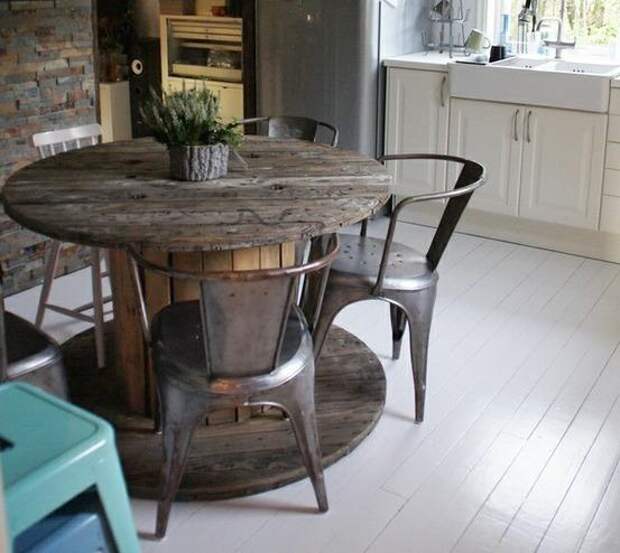 Стол из катушки для кабеля. Фото с сайта rustic-crafts.com