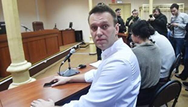 Политик Алексей Навальный перед началом заседания Ленинского суда Кирова, где будет оглашен приговор по делу Кировлеса. 8 февраля 2017