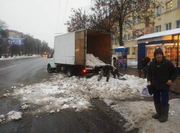 В Ярославле неизвестные зачем-то тырят снег прикол, россия, юмор