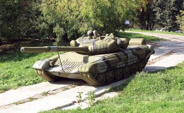 На фото: надувной макет танка Т-72