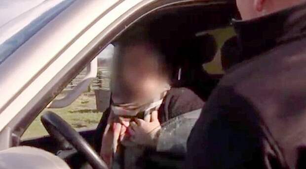 Мусульманку остановили за использование телефона во время вождения, но у нее нашлось оправдание дорожные истории, женщина водитель, мусульманка
