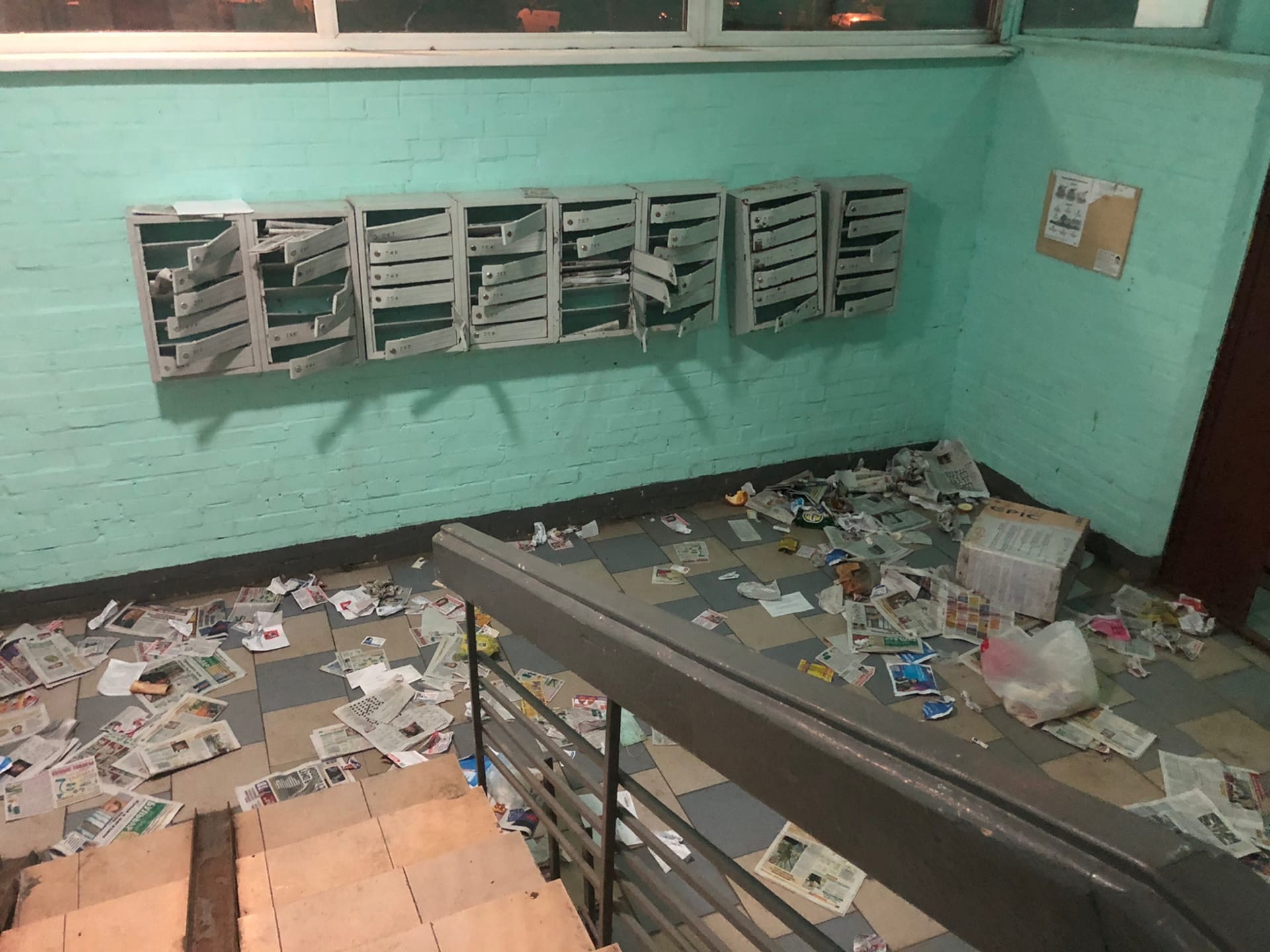 Неизвестные хулиганы устроили погром в подъезде дома на Декабристов