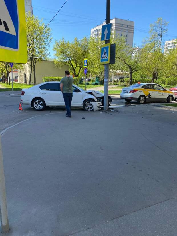 В 1-м Стрелецком иномарка влетела в фонарный столб