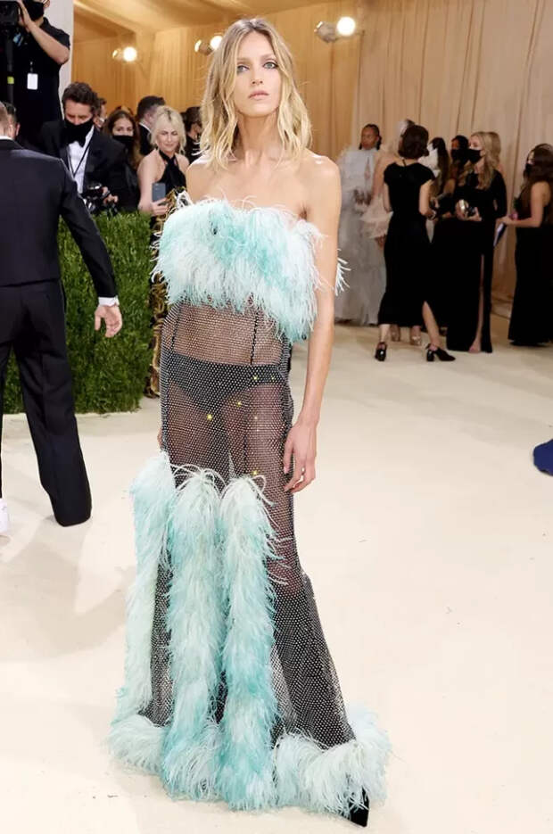 странные наряды знаменитостей на met gala 2021 аня рубик на met gala