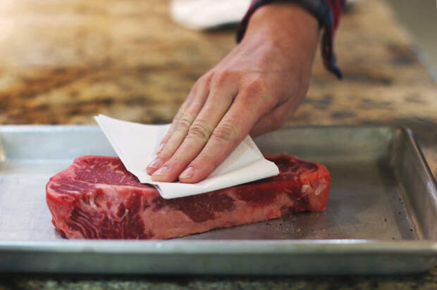 Перед жаркой мясо нужно вытереть насухо полотенцем. / Фото: blog.gygi.com