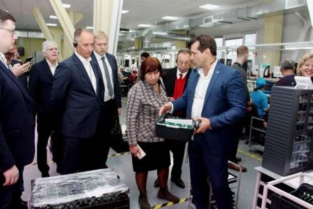 Андрей Петрунин показывает гостям продукцию завода