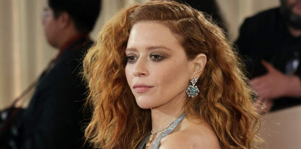 Известная 47-летняя актриса обнажила грудь на красной дорожке