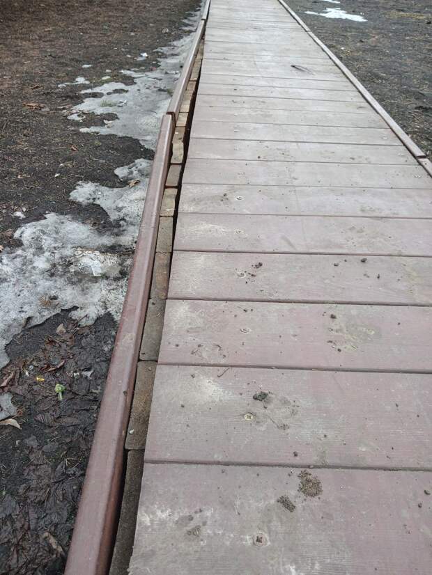 На центральной площади Снежного поломаны лавочки, повреждена деревянная отделка