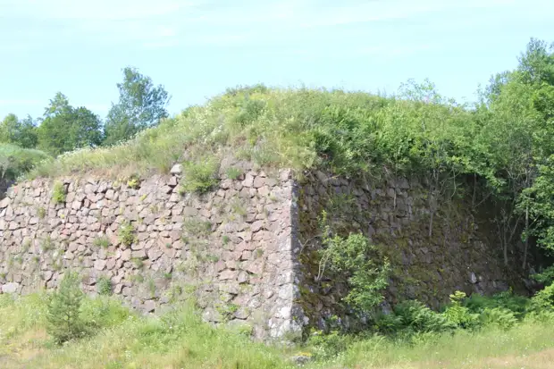 "Тянутся сосны в прозрачное небо, глыбы гранита заснули давно..." Парк Монрепо в Выборге