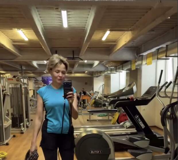 Актриса Дарья Повереннова показала фигуру в спортивном костюме