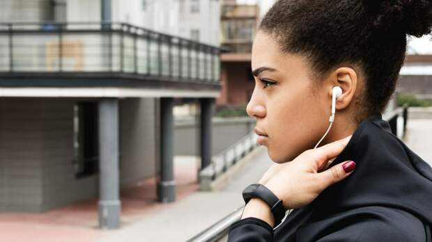 Наушники увеличивают риск инфекций уха: как защитить слух