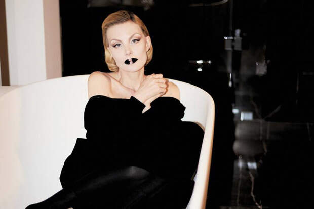 Актриса Рената Литвинова в платье с открытой спиной снялась для рекламы