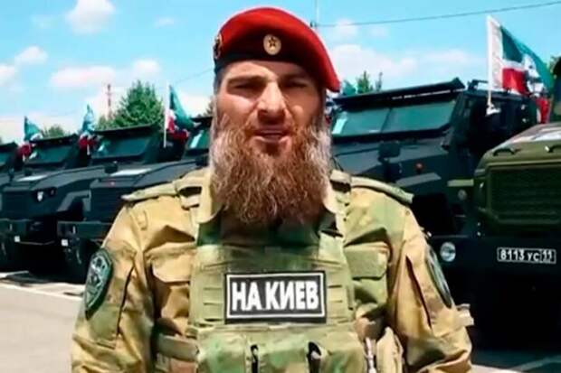 Кадров показал чеченских бойцов с нашивками «На Киев», а также спецтехникой