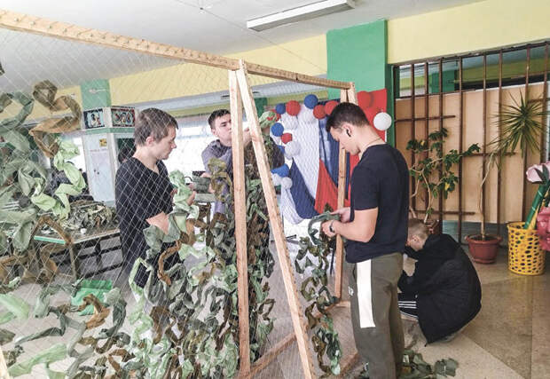 Студенты из Красногвардейского плетут маскировочные сети для бойцов СВО