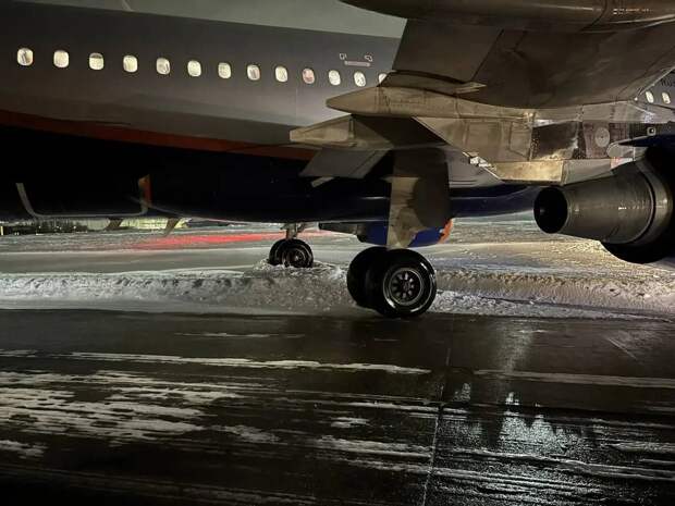 В Казани самолет с пассажирами выкатился за пределы рулежной дорожки