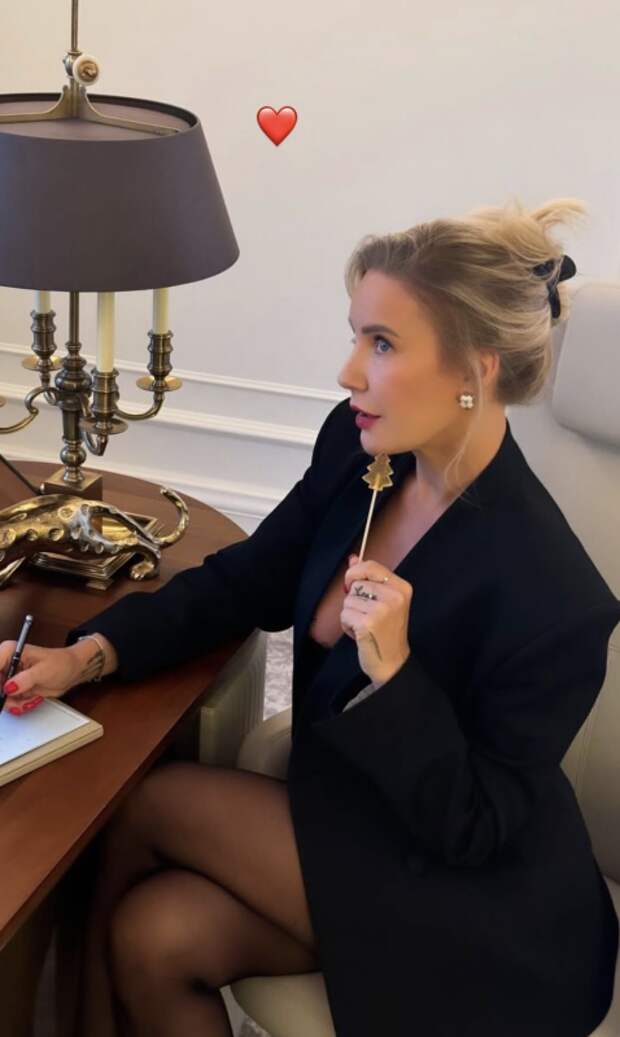 Ведущая Елена Летучая вышла на публику в мини-платье с декольте