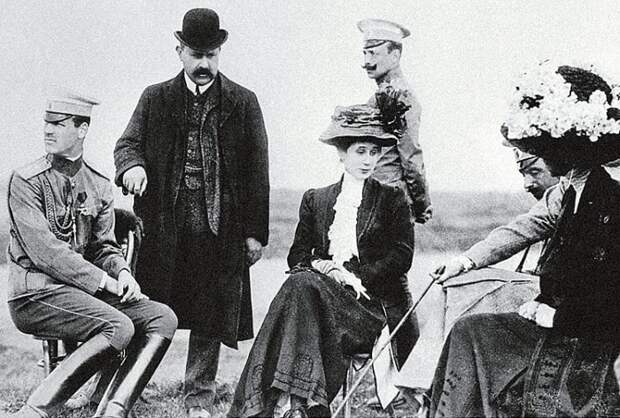 Великий князь Михаил Александрович (слева) и Наталья Сергеевна Брасова (в центре). Гатчина, 1916 | Фото: liveinternet.ru