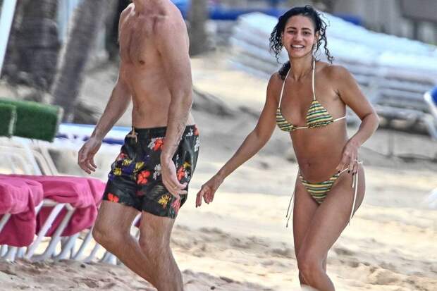 «Без макияжа и фотошопа!»: Вик Хоуп засняли на пляже Барбадоса в крошечном бикини